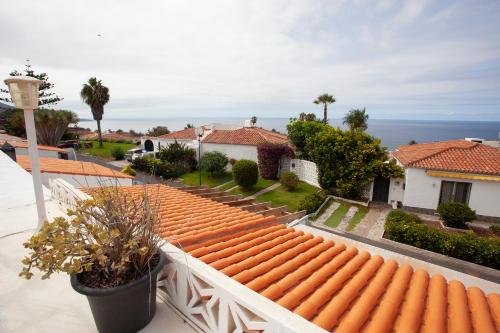 CHALET ADOSADO CON TERRAZA Y AZOTEA – khách sạn tại Los Realejos
