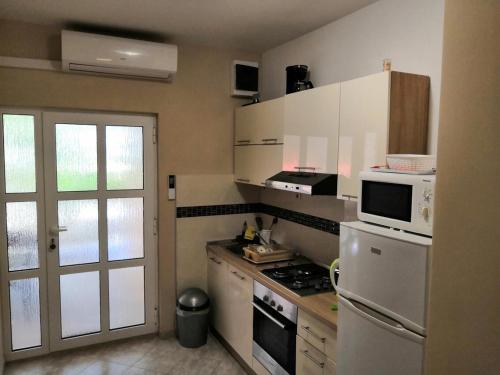 Apartments by the sea Drvenik Mali (Drvenik) - 16787 - image 10