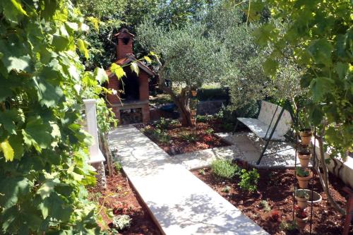 Apartments by the sea Drvenik Mali (Drvenik) - 16787 - image 11