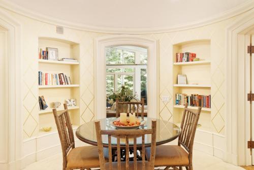 Deluxe 4 Bedroom - Aspen Alps #202 in Aspen, USA
