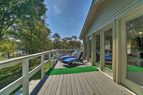 Lakefront Home in Quiet Cove with Patio and Kayaks!