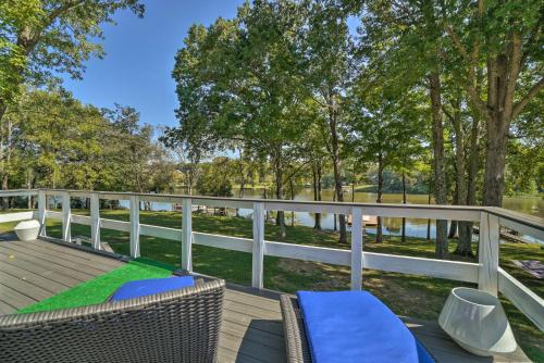 Lakefront Home in Quiet Cove with Patio and Kayaks!