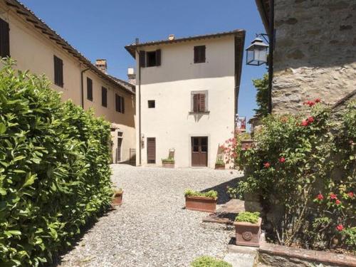 Alluring Holiday Home with Garden in Pergine Valdarno gîte à louer Ponticino