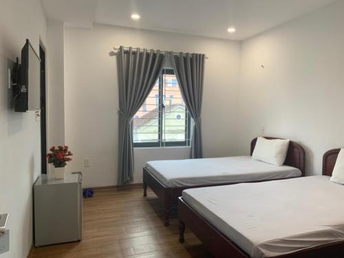 Standard Twin Room image 3
