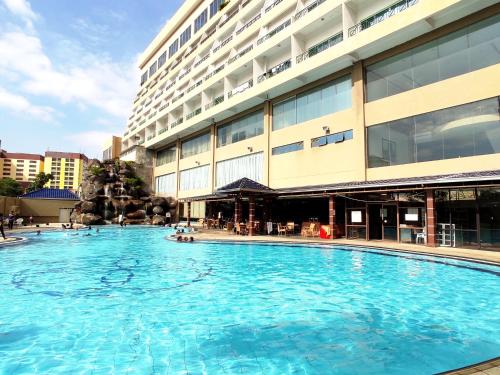 Swimming pool, Grand DarulMakmur Hotel Kuantan in Kuantan