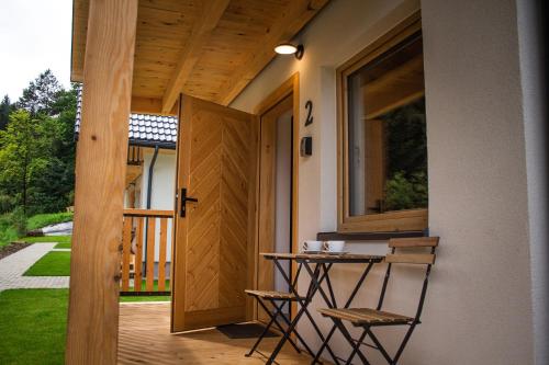 Bejárat, Domki na Zaciszu in Łączki