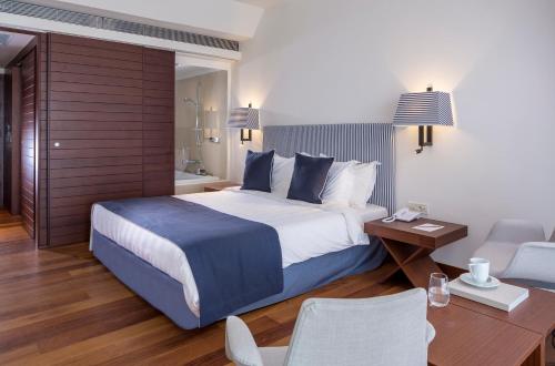 Double Room with Side Sea View image 4