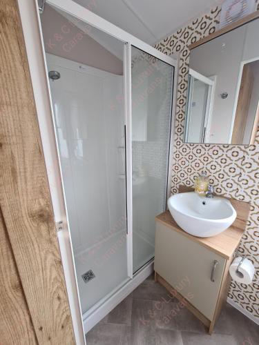 Stunning Platinum Caravan in Rhyl 2 mins to Beach