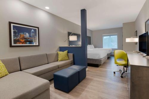 Comfort Suites Cincinnati University - Downtown - image 2