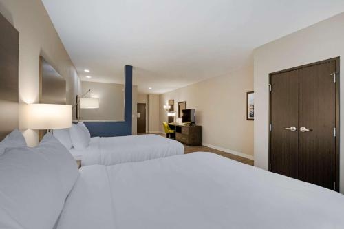 Comfort Suites Cincinnati University - Downtown - image 7