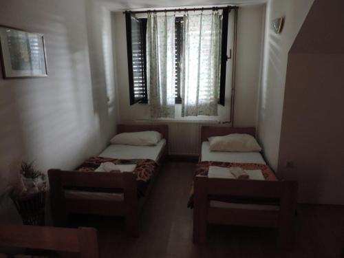 4 twin beds
