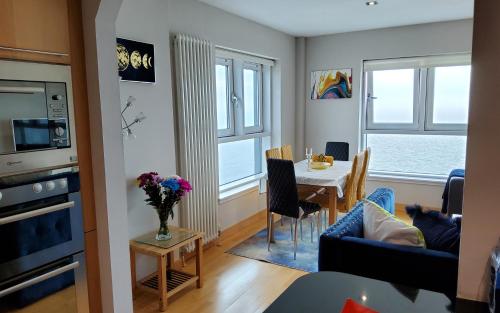 2 Bed Aprtmt- Waterfront 5 Beds Parking - image 13
