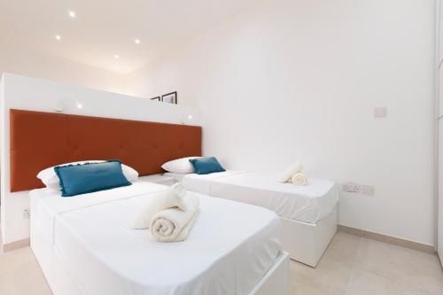 FL56 - New 3storey House - private entrance & roof