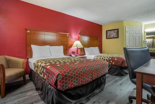 Econo Lodge Tupelo - image 11