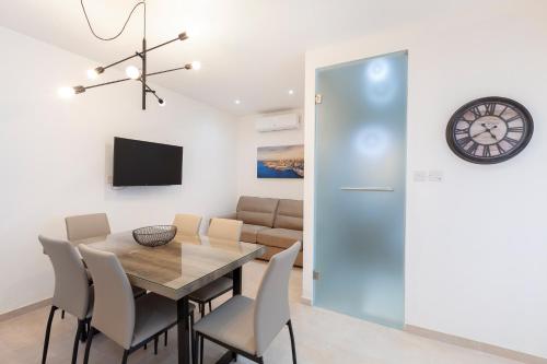 FL56 - New 3storey House - private entrance & roof 5
