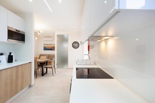 FL56 - New 3storey House - private entrance & roof 1