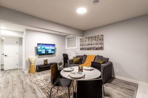 Deluxe Suite w/Fast WiFi, Perfect for Long Stays - Apartment - Airdrie