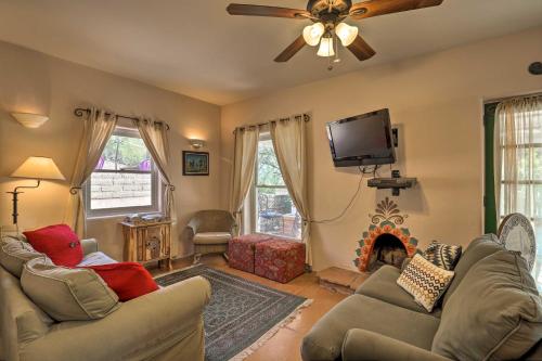 Esperanza Quaint Tucson Home with Hot Tub and Patio near เกทส์ พาส