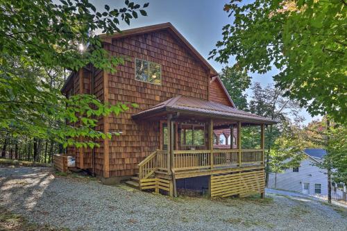Updated Beech Mountain Cabin with Deck and Grill! in Beech Mountain, USA
