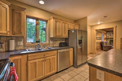 Updated Beech Mountain Cabin with Deck and Grill! in Beech Mountain, USA