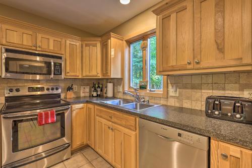 Updated Beech Mountain Cabin with Deck and Grill! in Beech Mountain, USA