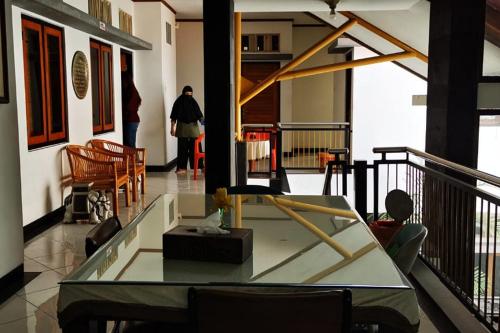 Balcony/terrace, Dinnar Homestay Gayungan Syariah RedPartner near KFC Ahmad Yani