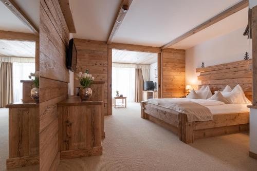 1 king bed, 1 sofa bed