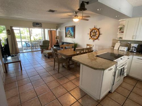 LICENSED MGR - 2/2 VILLA - OCEANFRONT BEACH RESORT - SALTWATER LAGOON & MARINA! in Key Largo, USA