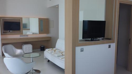 Vrissaki Beach Hotel - image 6