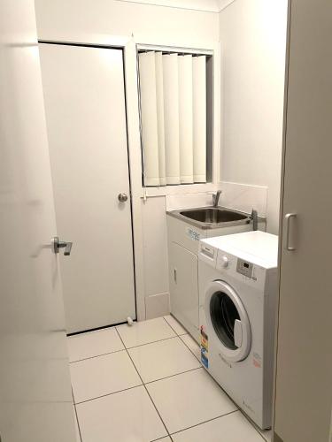 Modern 4BR close to the Airport- Whole house