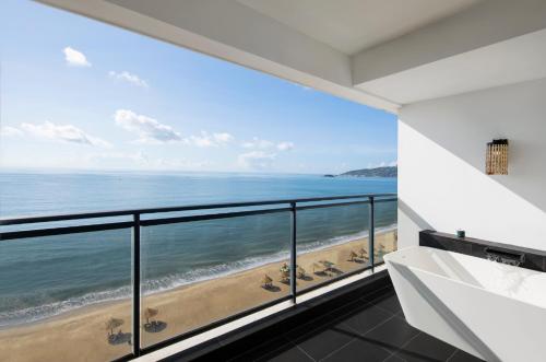 Dusit Thani Shuangyue Bay Resort Huizhou in Хойчжоу