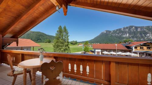 Apartment with Mountain View