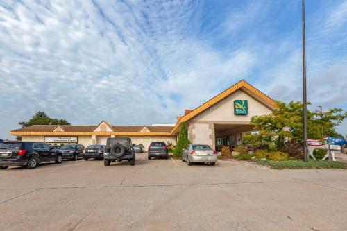 Quality Inn&Suites - Accommodation - Escanaba