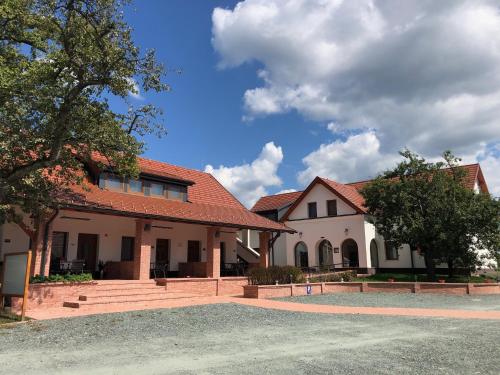 Viesnīcas āriene, Tunderkert Panzio in Viszák