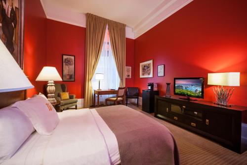 Premier King Room image 7