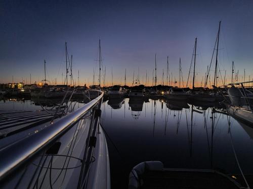 Y-Knot-Two Bedroom Luxury Motor Boat In Lymington