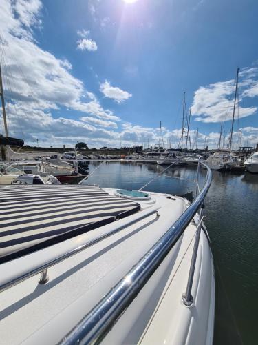 Y-Knot-Two Bedroom Luxury Motor Boat In Lymington