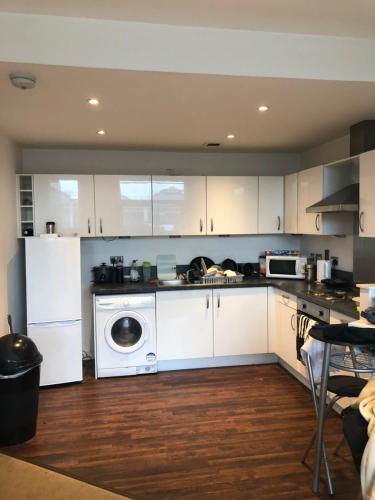 Lovely 2 bedroom flat balcony City Centre COP26