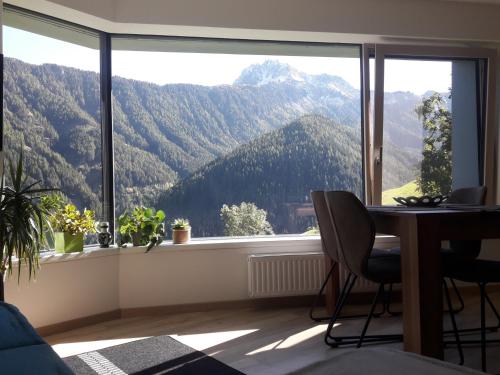 Apartment with Mountain View