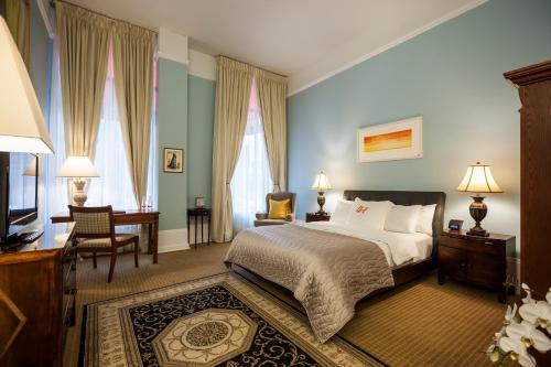 Premier King Room image 6