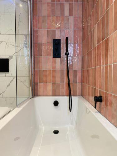 Kamar Mandi, Sebastians in Oswestry