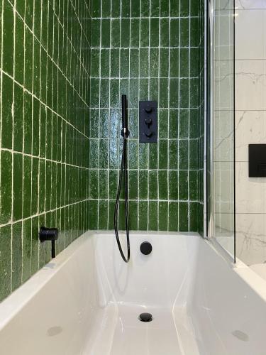 Kamar Mandi, Sebastians in Oswestry