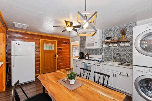 DoorMat Vacation Rentals - Brother Bear Cabin with free WIFI! in Big Bear City, USA