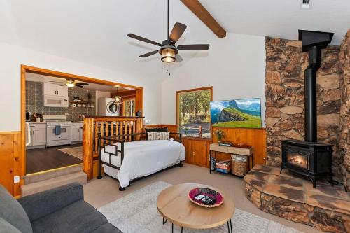 DoorMat Vacation Rentals - Brother Bear Cabin with free WIFI! in Big Bear City, USA