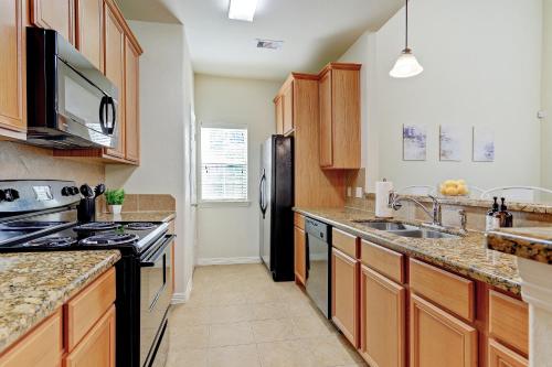 LUXURY HOUSTON HEIGHTS TOWNHOME on I-10