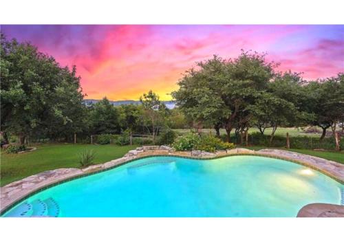 Stunning Hill Country Treehouse, Lake Travis
