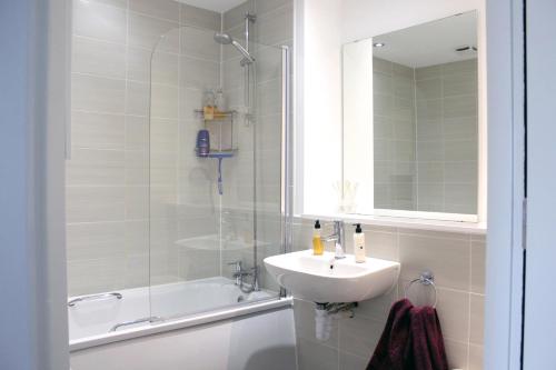 Manchester Escape - Private Room & Bathroom Near Etihad and CoOp Arena - Free Secure Parking, Manchester (Foto 5)
