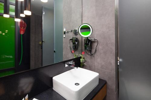 room detail thumbnail 2