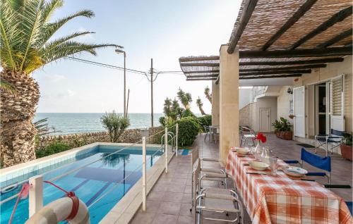 Beautiful home in Scoglitti with Outdoor swimming pool, WiFi and 5 Bedrooms gîte à louer Case Cicirello