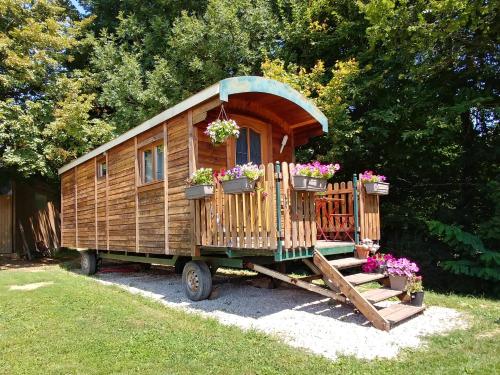 La roulotte de Fleur gîte à louer Le Pinet